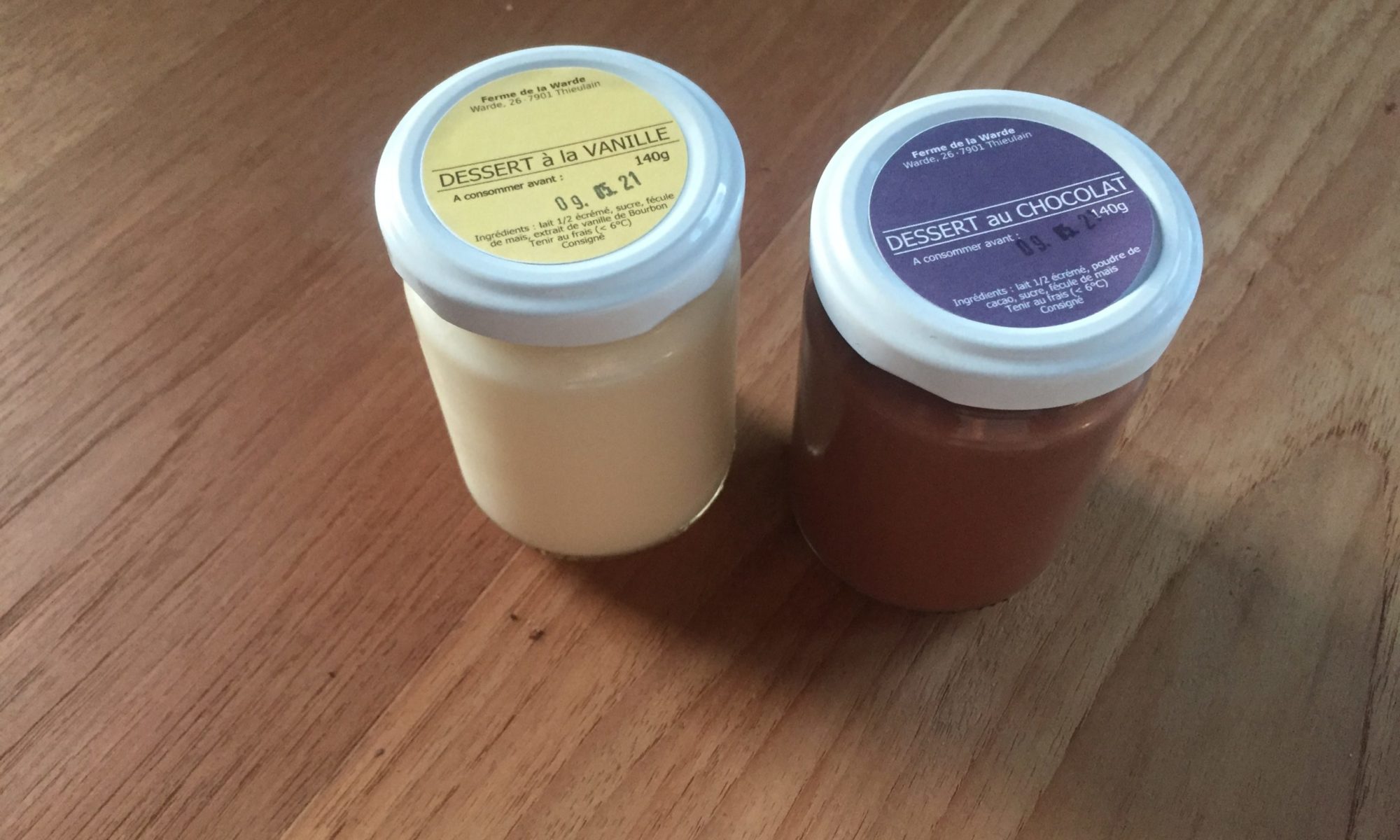 Deux pots de crèmes dessert, l'un à la vanille, l'autre au chocolat